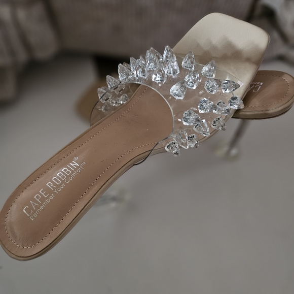 👠CAPE ROBBIN Heels (8.5, Clear) - Picture 5 of 9